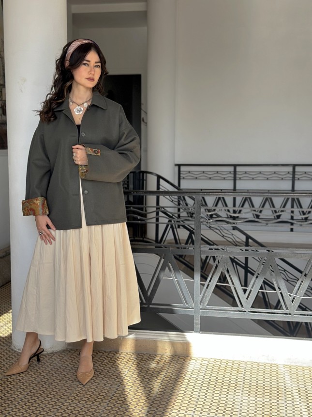  VESTE EN CACHEMIRE AVEC DÉTAILS ETHNIQUES AUX MANCHES.
