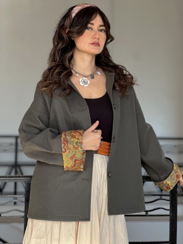  VESTE EN CACHEMIRE AVEC DÉTAILS ETHNIQUES AUX MANCHES.