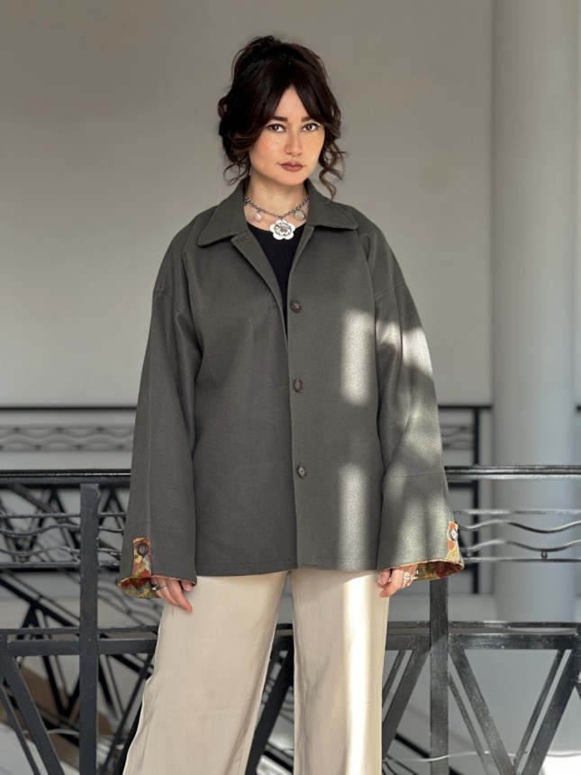  VESTE EN CACHEMIRE AVEC DÉTAILS ETHNIQUES AUX MANCHES.