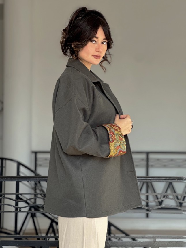  VESTE EN CACHEMIRE AVEC DÉTAILS ETHNIQUES AUX MANCHES.